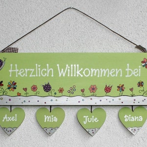 Türschild aus Holz mit Voramen personalisiert. Holzschild mit Aufhängekordel für die Haustür. Ausgefallenes Hochzeitsgeschenk, Geschenk zum Einzug, Geburtstag, Valentinstag, Muttertag. Familienschild, Haustürschild für das Zuhause.