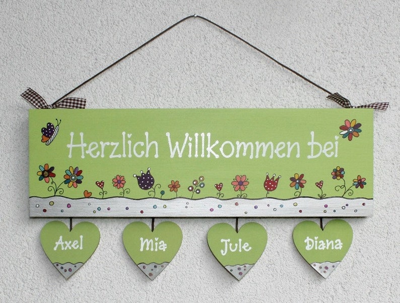 Türschild aus Holz mit Voramen personalisiert. Holzschild mit Aufhängekordel für die Haustür. Ausgefallenes Hochzeitsgeschenk, Geschenk zum Einzug, Geburtstag, Valentinstag, Muttertag. Familienschild, Haustürschild für das Zuhause.