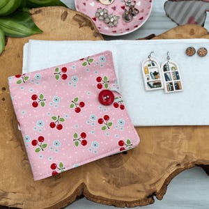 Porta pendientes de cereza, pequeño organizador de pendientes de viaje, bonito organizador de carteras, regalo de fiesta para adolescentes, porta pin esmaltado, portador de pin de intercambio