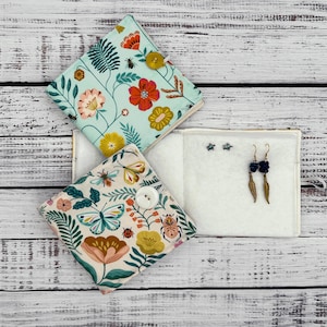Organizador de pendientes pequeño hecho a mano, organizador de pendientes, almacenamiento de joyas para niñas, billetera para pendientes, regalo de estilo cabaña para madres y abuelas.