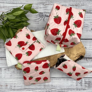 Custom Schminktasche rosa Erdbeeren gequiltet Selbstfürsorge Reise handgemachte Kosmetiktasche Schlüsselanhänger Brieftasche Brillenhalter Schmuckhalter