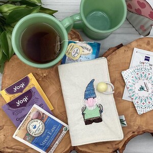 Cartera de té Mini Cartera de tela Organizador de bolsitas de té Porta edulcorante Regalo para conductor de autobús Porta tarjetas de presentación Porta bolsitas de té Cartera de mujer con forma de gnomo
