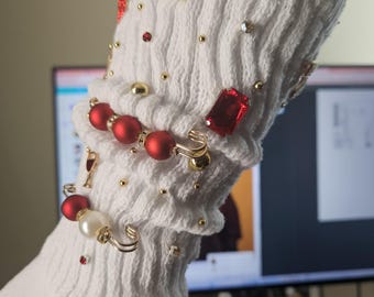 赤いラインストーンのジャンクチャームソックス | ビーズのノベルティストッキングスタッファー