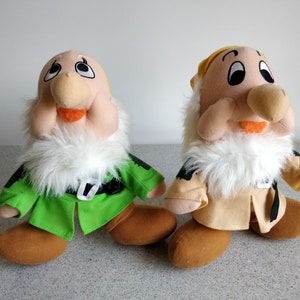 Disney 2 Dwergen van Sneeuwwitje/Sneeuwwitje en de zeven dwergen vintage pluche poppen/verlegen (oranje jurk) en blije (groene jurk) poppen