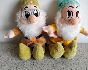 Juego de 2 juguetes de peluche enanos coleccionables / animal de peluche de peluche vintage Walt Disney Blancanieves y 7 enanos / juguetes de peluche pequeños Bashful y Doc