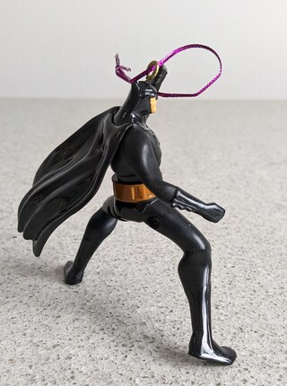 Enesco Jim Shore DC Comics Batman Silver Age Ornament 6005072 - Statuetta Da Collezione In Poliresina, 8,9 Cm