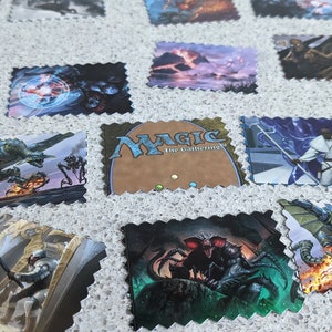 Op de afbeelding: Een verzameling Magic: The Gathering ruilkaartspelkaarten. De kaarten tonen verschillende fantasy-kunstillustraties, waaronder draken, krijgers en landschappen. De kaarten zijn gerangschikt op een gestructureerd, lichtgekleurd oppervlak.