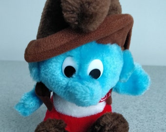 Pitufo vaquero sentado vintage de 20 cm con chaleco y pañuelo. Peluche coleccionable de Pitufo Peyo de 1983.