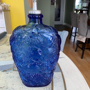 Vacker snäckskalsglasflaska för olivolja etc. Geogusblå!! Nautiskt strandtema 28x15x5 cm