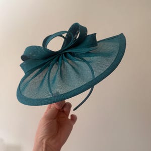 Wunderschöner türkiser Fascinator auf Satin Haarreif
