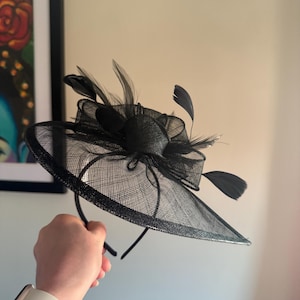 Cappello fascinator nero con cerchietto in raso e clip