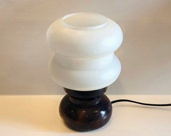 Upcycling Vintage Tisch-/Nachttischlampe mit Holzsockel und Milchglasschirm