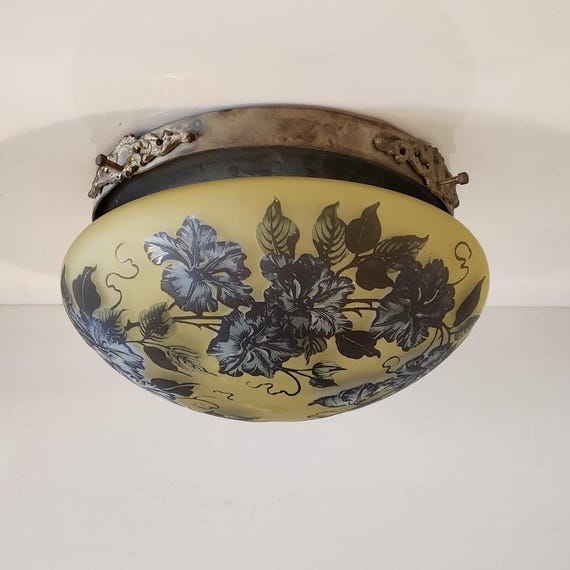 Emile Gallé: Keramik, Glas und Möbel des EMILE GALLE VASE, ca. 1900. White glass with violet overlay and