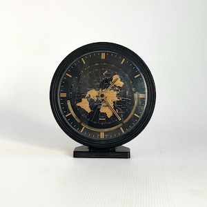Horloge de table vintage KUNDO des années 80 à quartz, carte du monde et heure. Moderne milieu du siècle