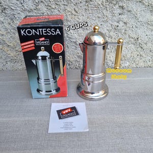 Op de afbeelding: Een set van drie keramische mokken met een gespikkelde, matte afwerking. Elke mok heeft een andere kleur: lichtblauw, crème en grijs. De mokken hebben een eenvoudig, modern ontwerp en een comfortabele handgreep.