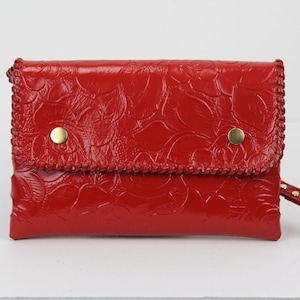 Pulsera de cuero con relieve de rosa roja