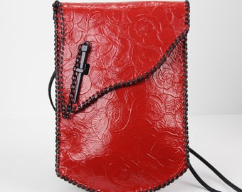 Bolso bandolera de cuero con relieve de rosa roja