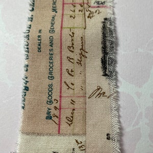 Może przedstawiać: Fragment zabytkowego paragonu z odręcznymi notatkami i drukowanym tekstem. Beżowy paragon zawiera czerwony i czarny tekst, w tym "Dry Goods, Groceries and General Merchandise". Widoczna jest data 1893.