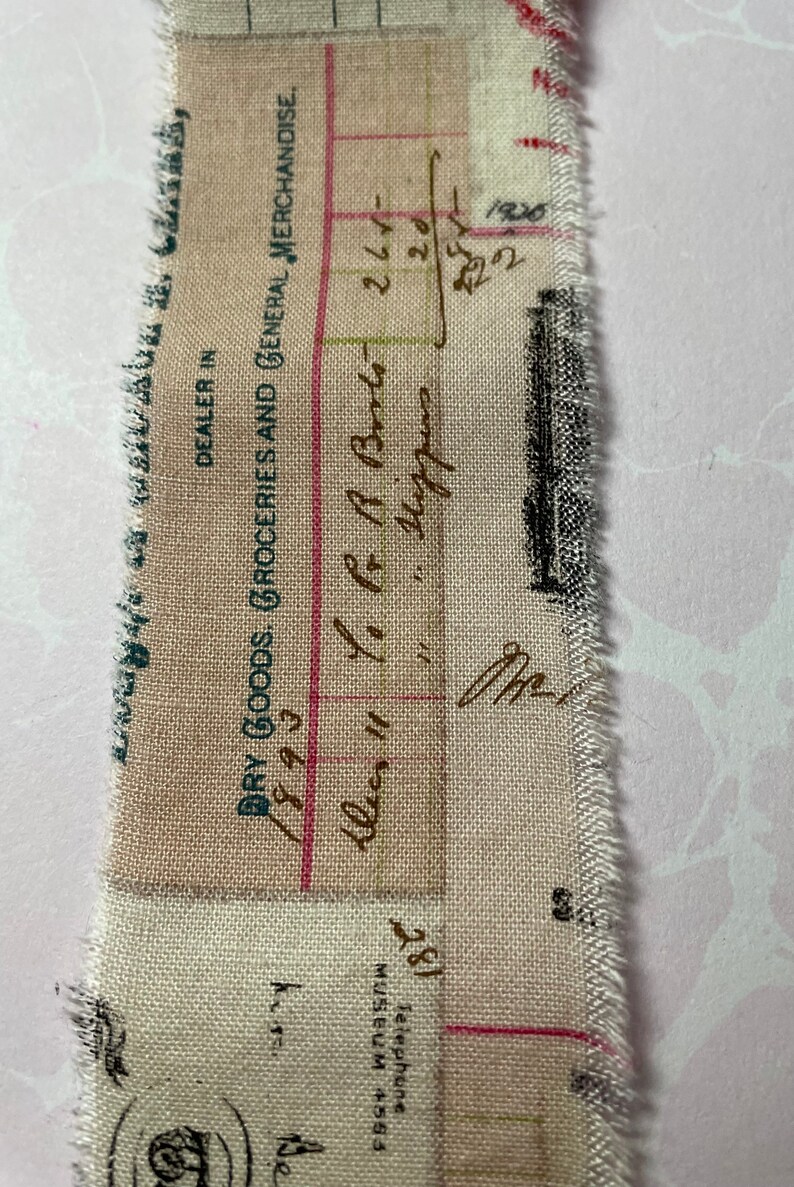 Może przedstawiać: Fragment zabytkowego paragonu z odręcznymi notatkami i drukowanym tekstem. Beżowy paragon zawiera czerwony i czarny tekst, w tym "Dry Goods, Groceries and General Merchandise". Widoczna jest data 1893.