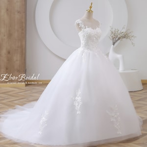 Classic Ball Gown Wedding Dresses 2022,Lace Applique Wedding Dress Handmade,Sheer Sleeveless Sweep Train Bridal Gowns