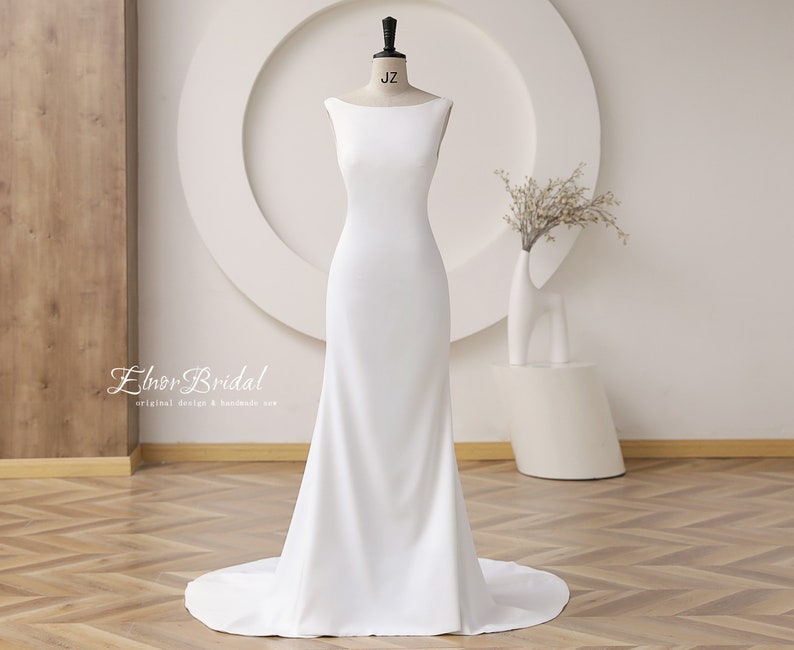 Minimalist Mermaid Brautkleider 2023, Sexy rückenfreie Brautkleid, handgefertigte Satin Button Zurück Strand Brautkleider Bild 2