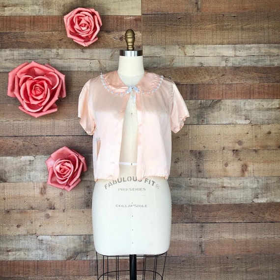 Vintage 1940s peach satin bed jacket with tassel frin… Gem