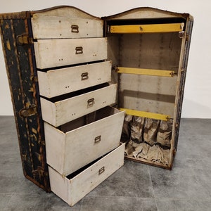 Antique 1920's Oshkosh Trunk Company Steamer Trunk w key