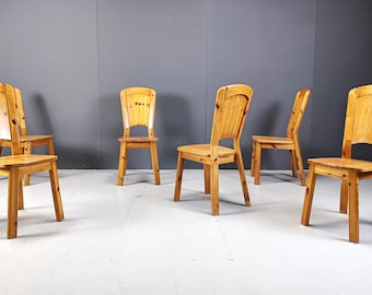 Puede incluir: Seis sillas de madera con un acabado marrón claro. Las sillas tienen un diseño sencillo con un respaldo curvo y cuatro patas.
