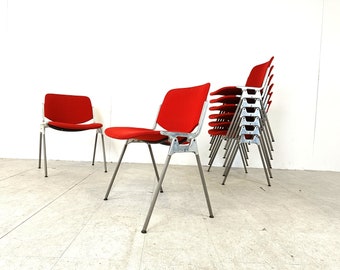 Vintage DSC 106 bijzetstoelen van Giancarlo Piretti voor Castelli, jaren 70 set van 8 - Italiaanse eetkamerstoelen - vintage eetkamerstoelen - rode stoelen