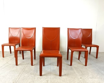 Chaises de salle à manger en cuir rouge par Arper, Italie, années 1980 - lot de 6 - chaises de salle à manger en cuir vintage - chaises de salle à manger en cuir - chaises italiennes