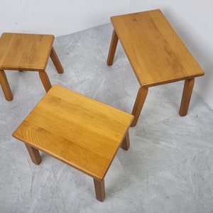 Puede incluir: Tres mesas de madera de diferentes tama&ntilde;os. La mesa m&aacute;s grande es rectangular y tiene un acabado marr&oacute;n claro. Las dos mesas m&aacute;s peque&ntilde;as son cuadradas y tienen un acabado marr&oacute;n ligeramente m&aacute;s oscuro.