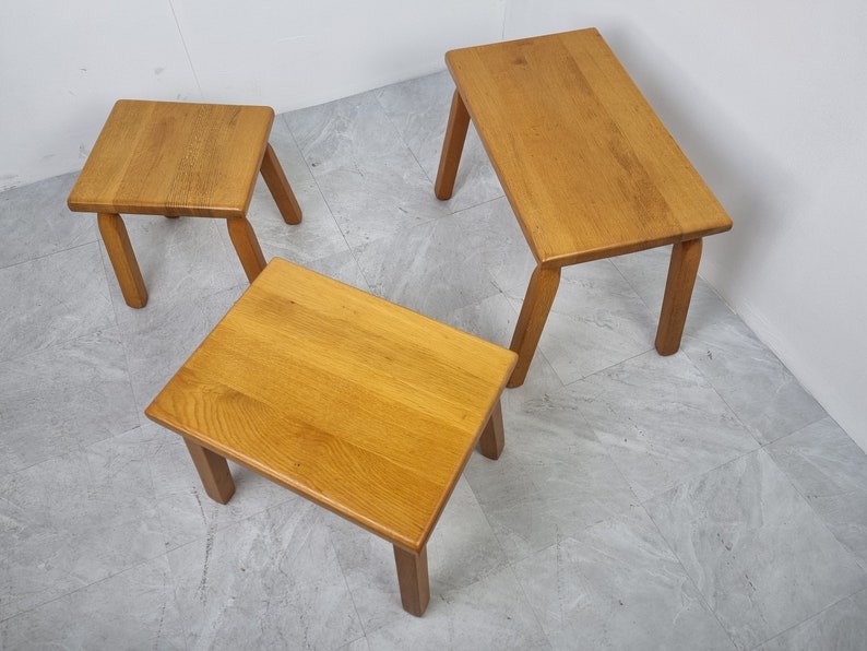 Puede incluir: Tres mesas de madera de diferentes tama&ntilde;os. La mesa m&aacute;s grande es rectangular y tiene un acabado marr&oacute;n claro. Las dos mesas m&aacute;s peque&ntilde;as son cuadradas y tienen un acabado marr&oacute;n ligeramente m&aacute;s oscuro.