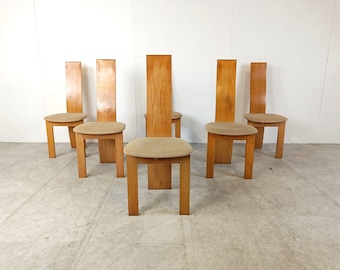 Puede incluir: Conjunto de seis sillas de comedor de madera con tapicería de color marrón claro. Las sillas tienen un respaldo alto y delgado y un diseño simple y moderno.