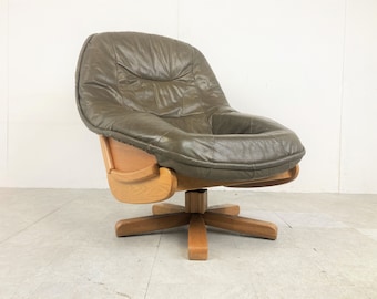 Chaise pivotante brutaliste en chêne et cuir, années 1970 - fauteuil en cuir vintage - fauteuil milieu du siècle - fauteuil vintage