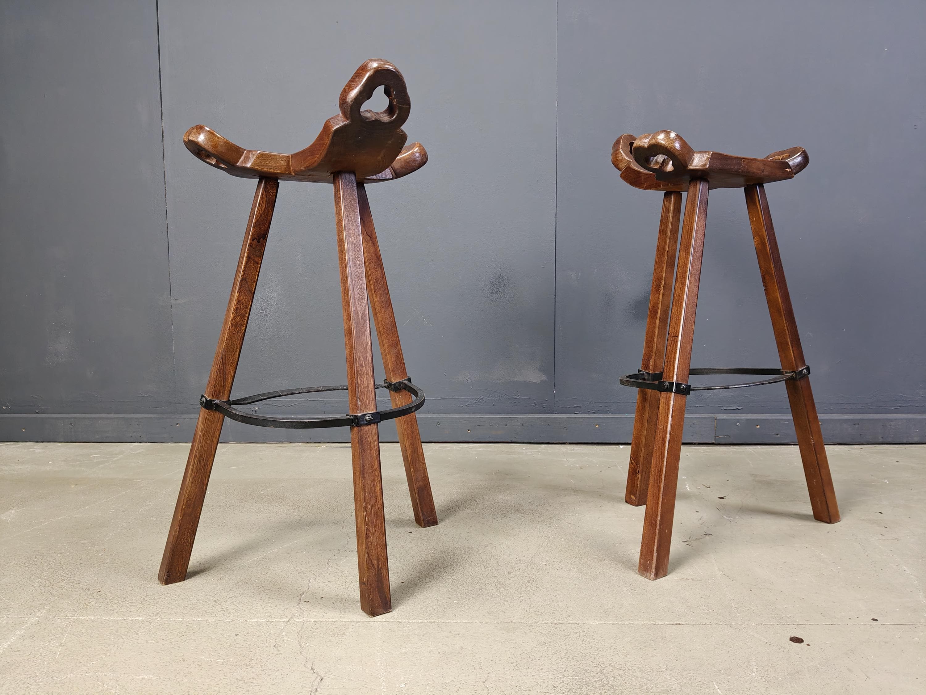 Chaise De Bar Brutaliste Rustique – Bois Massif Et Acier – Hauteur 75cm – Reconditionnée