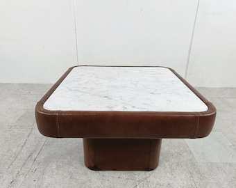 Table basse en cuir et marbre par Desede, années 1970 - table basse en cuir vintage - table basse moderne du milieu du siècle