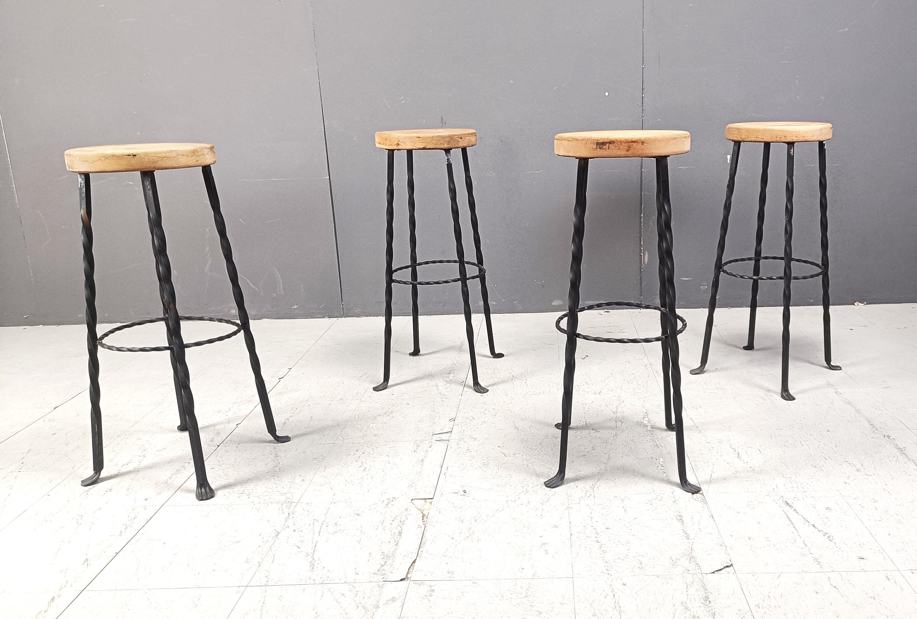 スツール 60s French Vintage Stool Rustic Half Round Farm Stool, France 1960's For Sale at