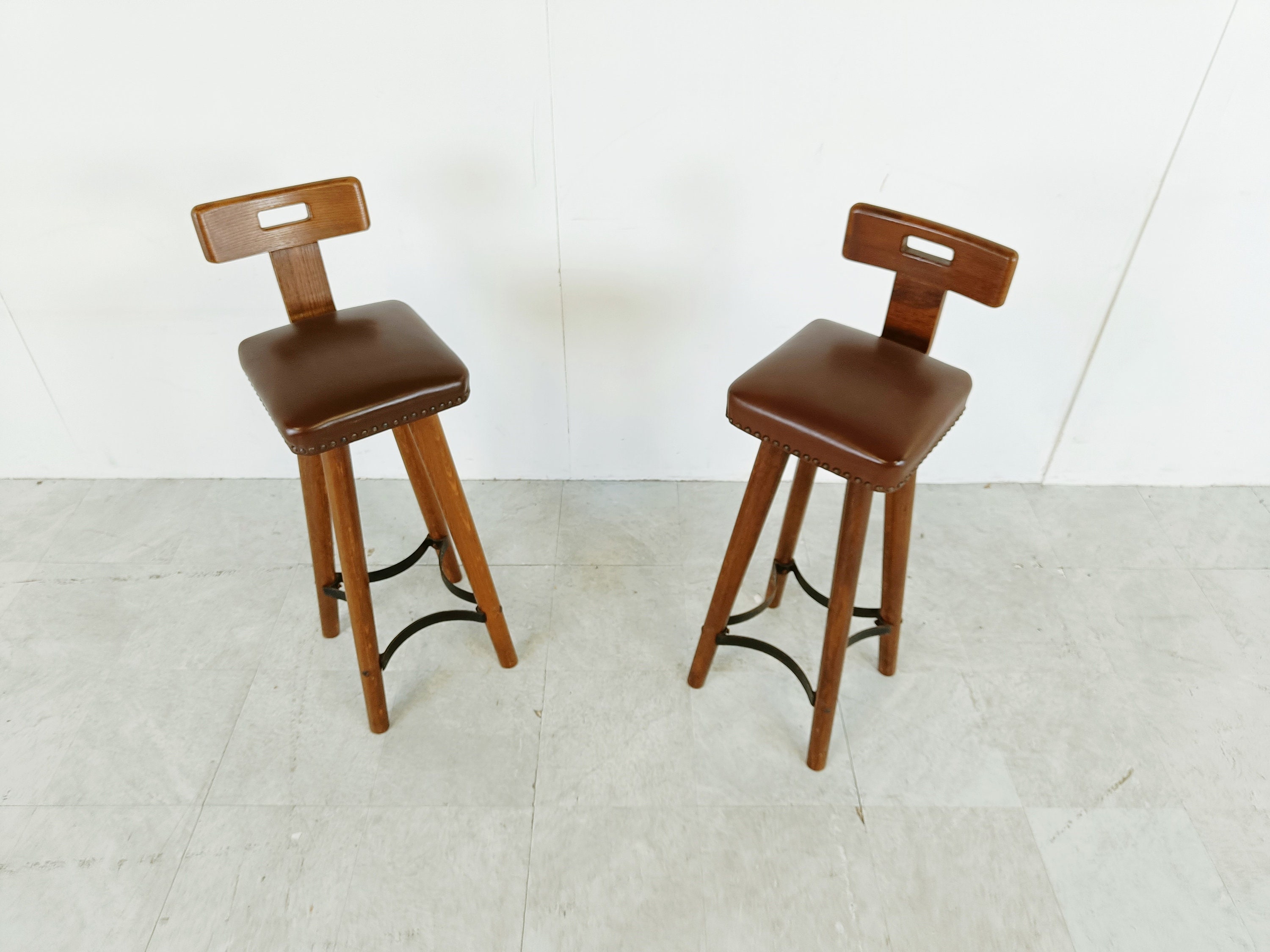Retro wooden online bar stools