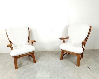 Paire de fauteuils rustiques, années 1950 - fauteuils en bois vintage - fauteuils en tissu bouclé - fauteuils de ferme - fauteuils en chêne