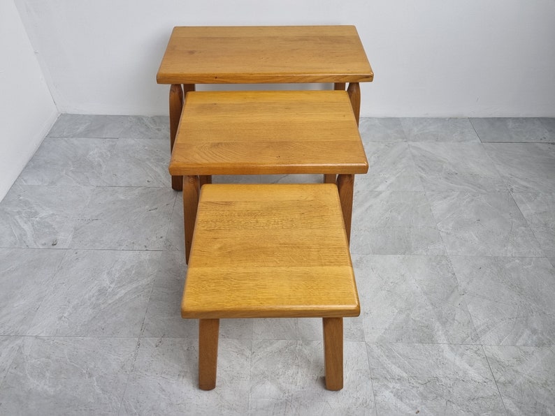 Puede incluir: Un conjunto de tres mesas nido de madera. Las mesas son de madera marr&oacute;n claro y tienen un dise&ntilde;o simple y moderno.