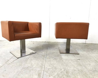 Paar moderne Italiaanse fauteuils in bruin leer, jaren 90 - Italiaanse clubfauteuils - vintage Italiaanse designstoelen