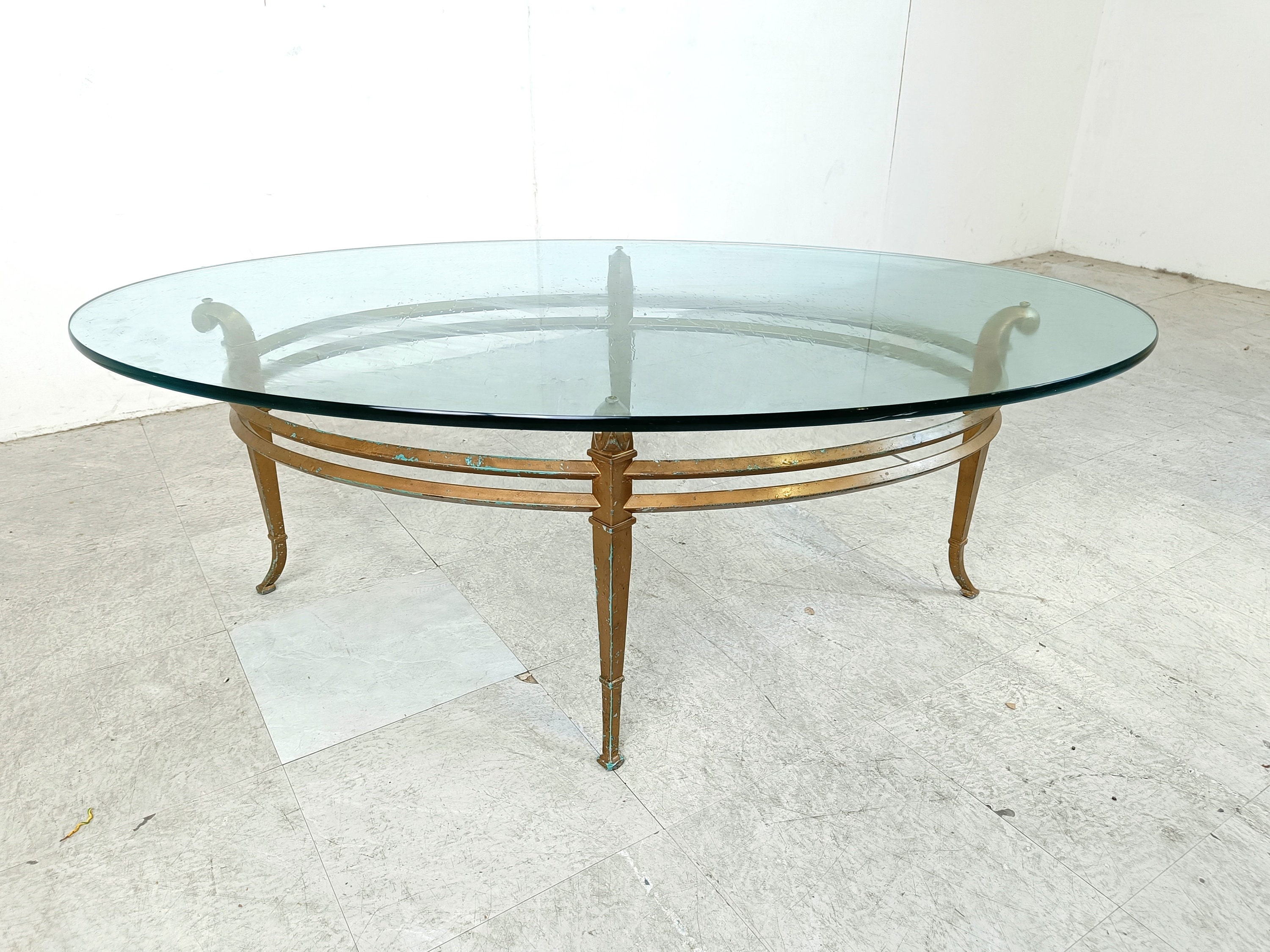 table basse vintage en métal doré et verre ovale, années 1970 - table du milieu siècle néoclassique vintage