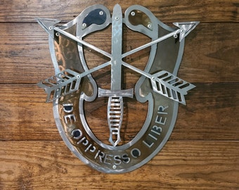 アメリカ陸軍特殊部隊グリーンベレーの紋章「De Oppresso Liber」飲酒