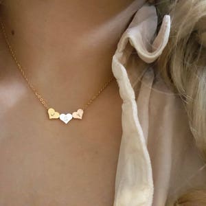 Delicado colar pequeno com 3 corações, 3 colares com pingente de coração, colar em camadas, colar minúsculo, presente de dama de honra, presente valioso