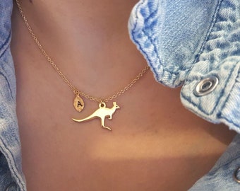 繊細なカンガルーネックレス、カンガルーネックレス、動物ネックレス、イニシャルリーフネックレス、重ね付けネックレス、ブライズメイドギフト、大切な贈り物