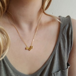 Initialhalsband med mikrofyrkant, minimalistiskt halsband, halsband i roséguld/guld/silver, handstämplat halsband, initialhalsband, brudtärnepresent