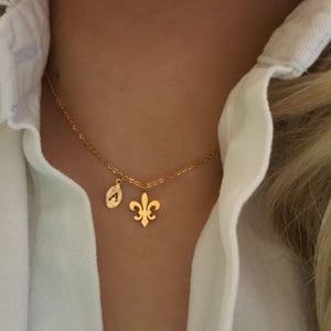 Fleur de Lis Halskette Blume Halskette Lilie Mütter Halskette Brautjungfer Geschenke Weihnachten Geburtstag Geschenke Personalisierter Schmuck Bester Freund Geschenk Bild 2