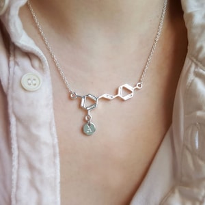 Wein Halskette, Wein Molekül Halskette, Molekül Halskette, Chemie Halskette, Initial Disc Choker, minimalistische Halskette, Hand gestempelt Halskette
