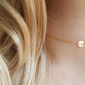 Eerste schijf choker, gepersonaliseerde brief ketting, minimalistische ketting, schijf choker, munt choker, eerste choker, bruidsmeisje geschenk, ketting voor moeder