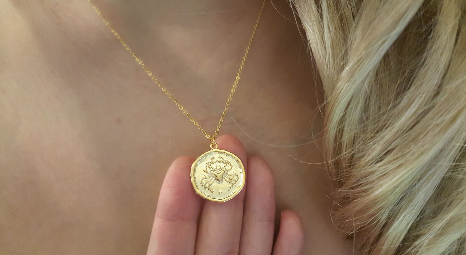 ギフトにもおすすめ♪【Ettika】18K メダリオン 星座ネックレス 18k ゴールド 星座ネックレス、星座ネックレス、星座メダリオン